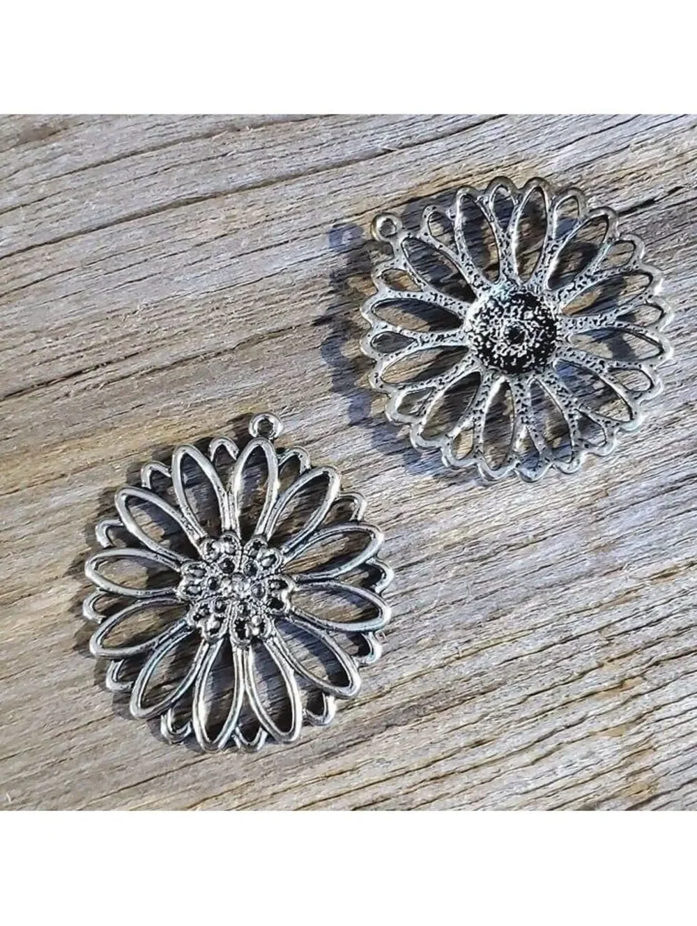 Y2K Antique Silver Plated Mid Century Style Daisy Flower Openwork 39x36mm Pendan